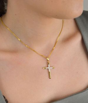 Zawieszka krzyżyk grawerowany z białym złotem ZA 2966 333 Krzyżyk będzie wspaniałą pamiątką i prezentem na różne okazje. W naszej ofercie dostępne są łańcuszki, które razem z wisiorkiem stanowią idealne zestawienie na k.JPG